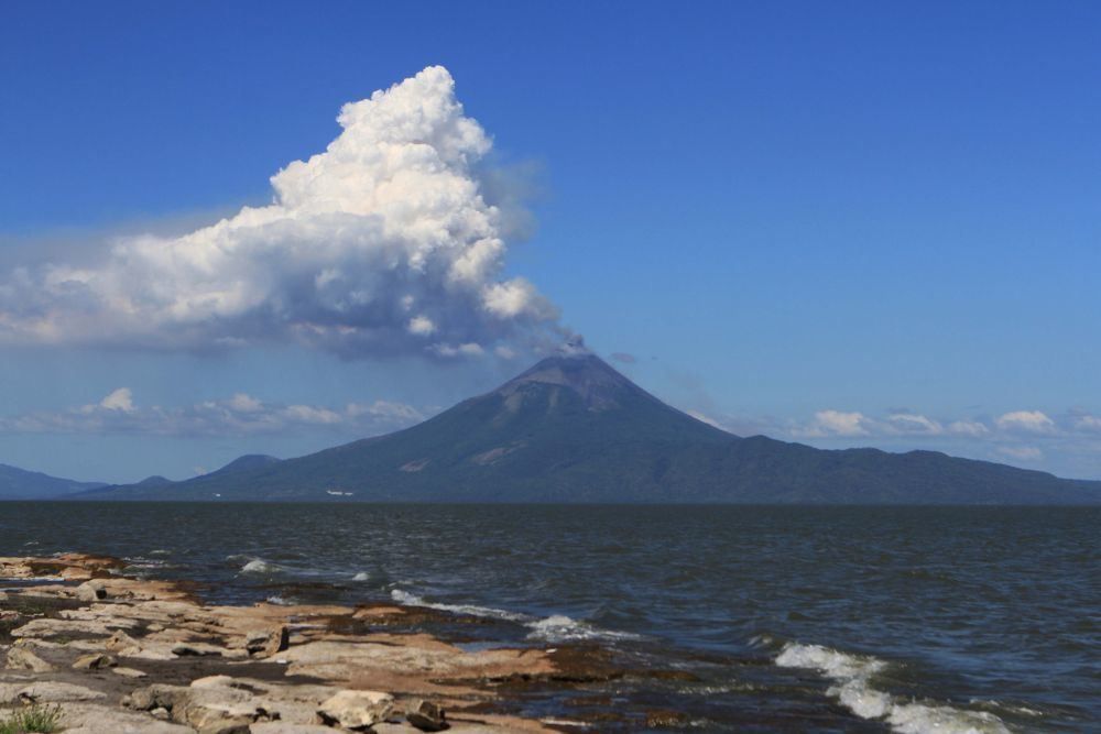 火山喷发#同中国复交的这个国家到底什么样？