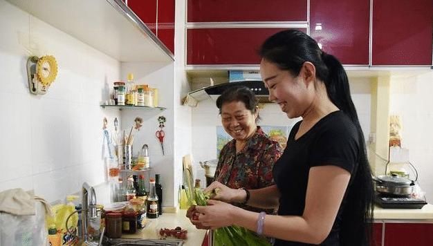 徐虹|“女儿你出去坐月子吧,你弟要回家”“妈,不,阿姨这是我的房”