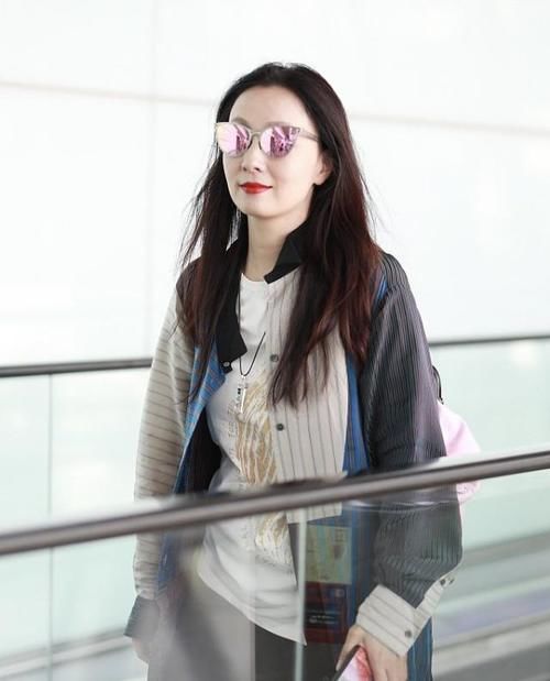 出行|女明星现身机场，穿基础款风衣出行机场，轻松穿出女神范