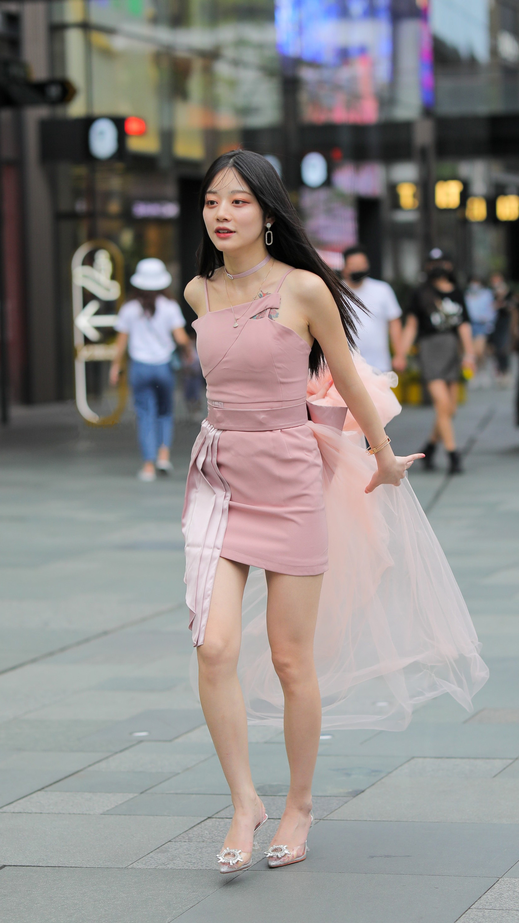 粉色是年轻女孩的最爱, 美丽装饰的粉色雪纺连衣裙, 融化和减少年龄