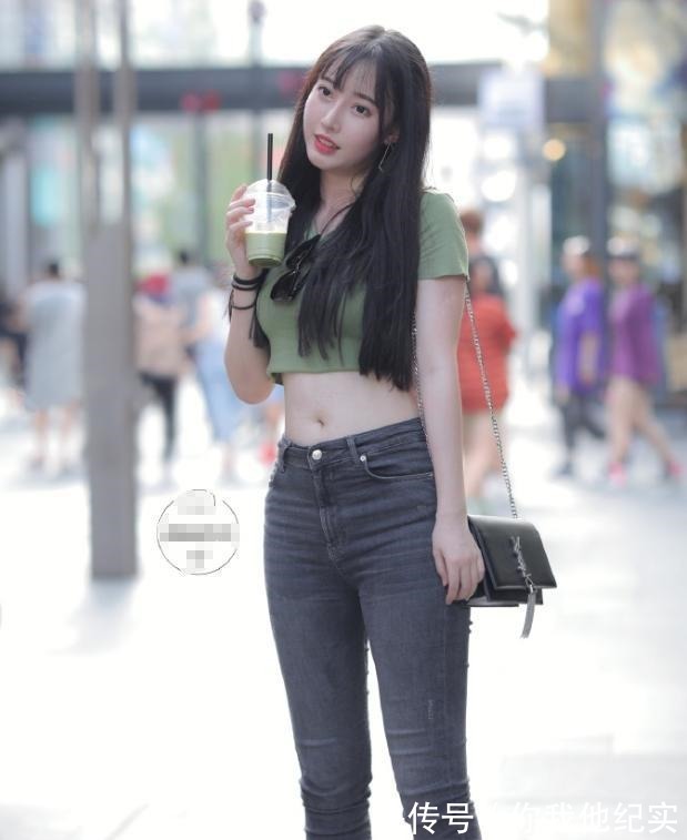 T恤 公司新来的女同事,紧身牛仔裤搭配高腰T恤,淑女气质十足!