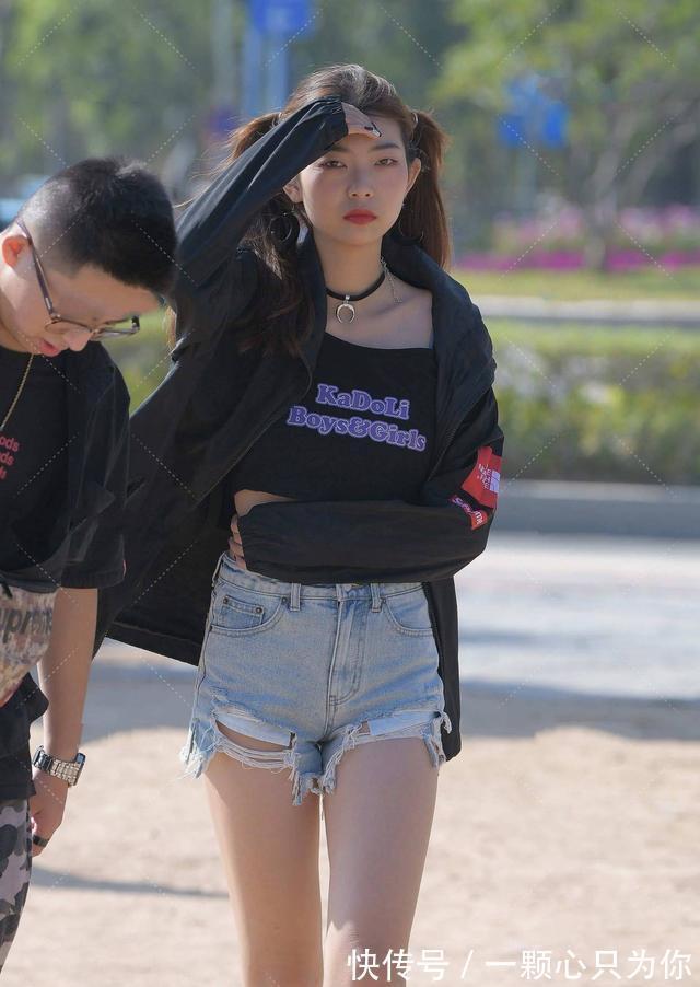 牛仔短裤 短袖搭配牛仔短裤,具体的穿搭风格,完全取决于单品样式的选择