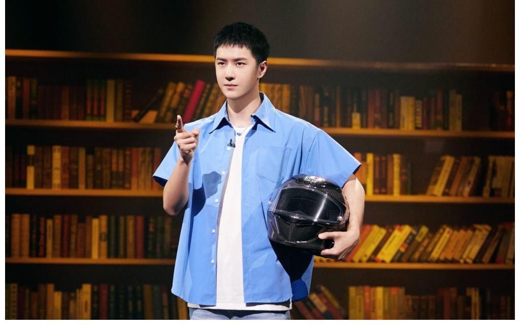 畢業(yè)典禮|畢業(yè)禮來襲，王一博獻唱《干杯》，小細節(jié)、真“酷蓋”