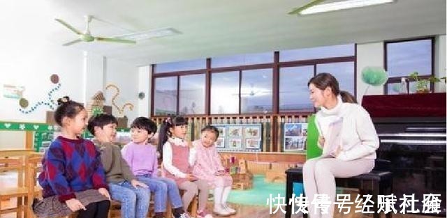 孩子|幼儿园宝宝“大佬坐姿”走红,平静看其他同学哭,自己反而很淡定