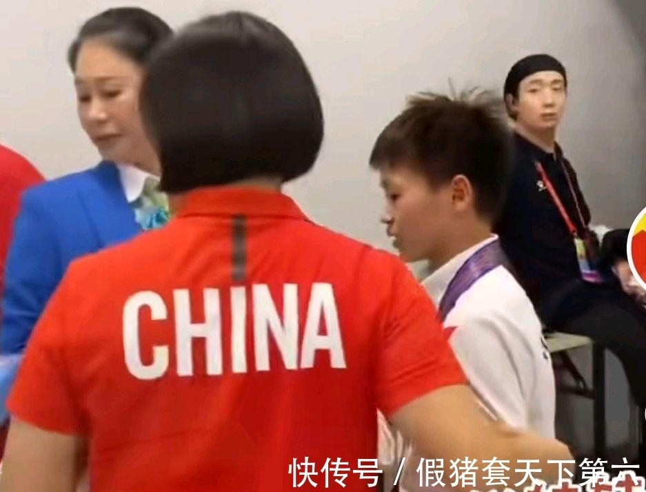 中国跳水队|送礼也得会送!全红婵主动给裁判送礼物,红姐处关系堪称小能手