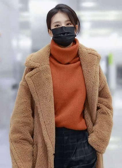 一般人|毛绒大衣不是一般人能穿的，压身高还显壮，时尚十足！