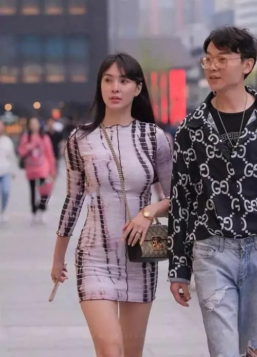 穿搭|女孩个性包臀裙演绎的粉墨山水，设计感满满，时尚显气质！