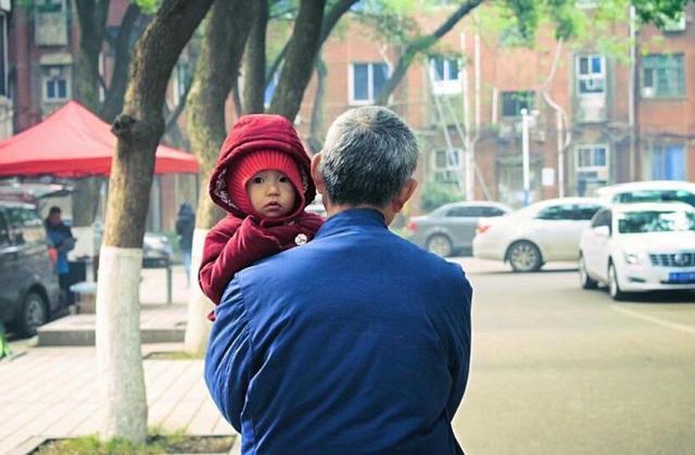 爷爷|“最懒”爷爷陪孙子吊针,却自己呼呼大睡,护士哭笑不得