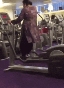 |搞笑GIF: 裤子突然破了个洞 机智的我想出了一个妙法