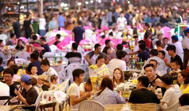 幸福感|“烟火气”点亮夜经济逛吃逛吃的夜市很繁华,满满幸福感