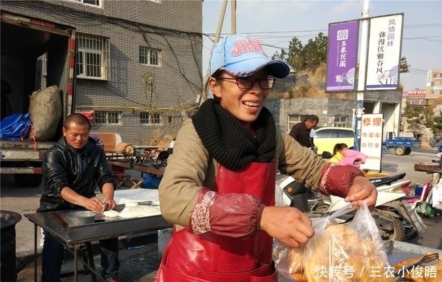 奇怪的农村夫妻，赶大集生意火爆，自定规矩：干四天休班一天