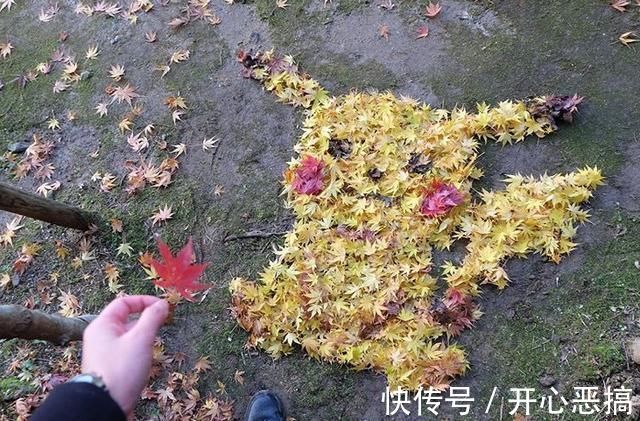 h日本的老师动漫细胞有点强：黑板上画动漫场景，落叶堆皮卡丘