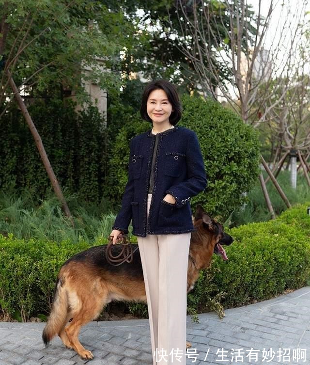 穿搭 这位中年妈妈真会穿,“4件外套”惊艳所有人!详细穿搭干货附上!