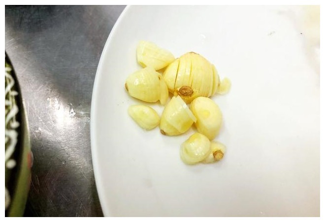 炒鱿鱼时，直接下锅炒错了，多加一步，鱿鱼鲜嫩爽口，亮白不腥气