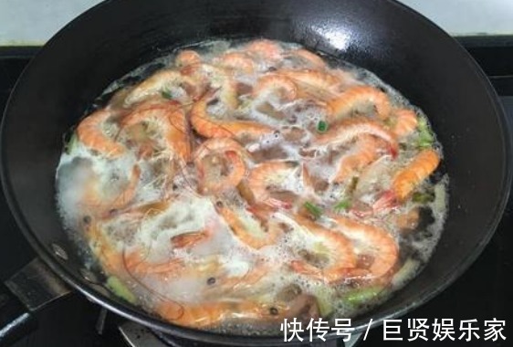 正确做法|做水煮虾时，多放“3样料”，虾肉鲜香无腥味，教你正确做法