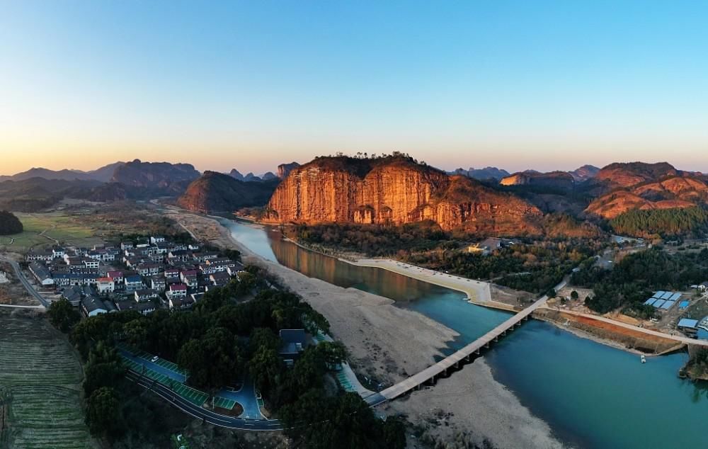 江西龙虎山：航拍日出时分龙虎山景区，与朝阳相互辉映