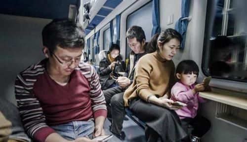 小丽|4岁宝宝天天看手机,聪明奶奶用这招很有效,值得家长们借鉴