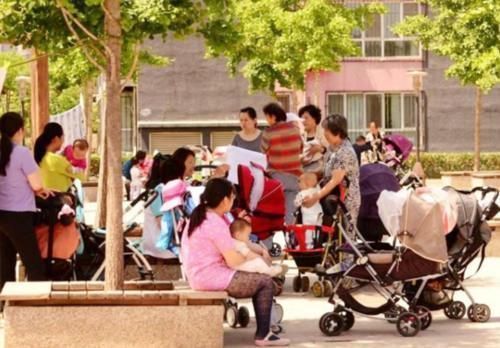 玫玫|为何姥姥成“隔代育儿”主力军,奶奶却很少帮忙?原因并不难理解