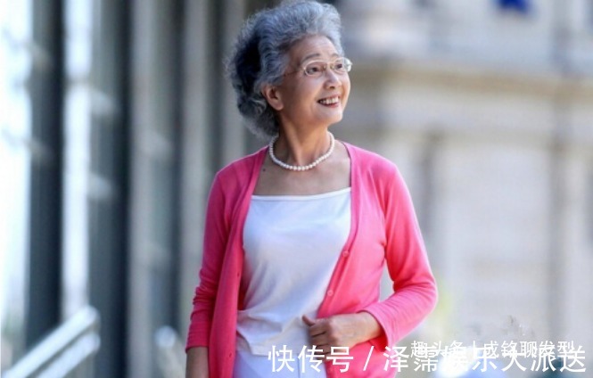 卷度 这才是六十岁女人最好看的发型,发量显多又好打理,白发更显气质