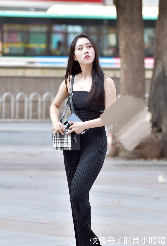 连体裤 姑娘，皮肤这么白，就不要穿黑色了，何况还是条个性十足的连体裤