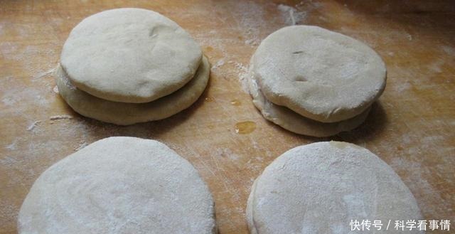 烙油饼,用清水和面是“外行”!做好这3点,柔软筋道,放凉不硬