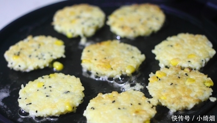 剩米饭只会做蛋炒饭?换个做法,比炒饭简单,吃起来酥香脆