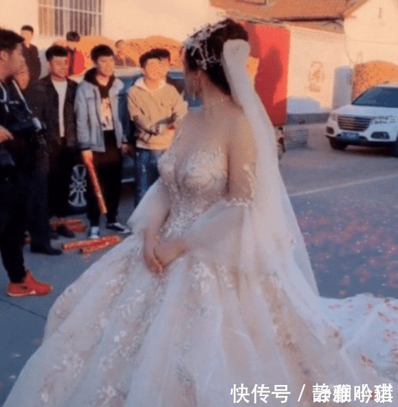 抖音“最洋气新娘”火了,穿“无痕暗纹婚纱”网友羡慕新郎