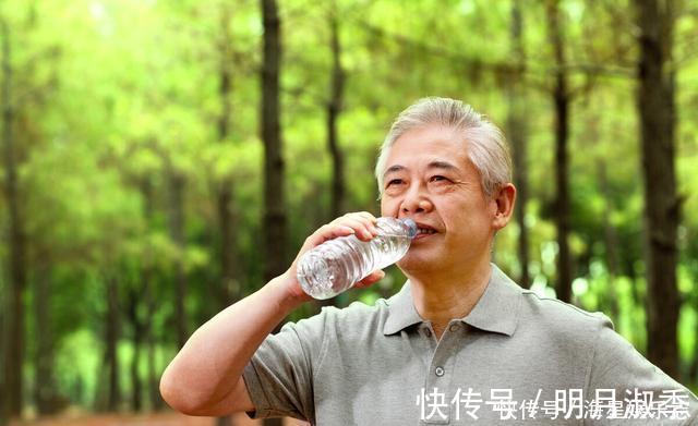 老年人|越上岁数的人,越要管住嘴!提醒:这5种食物,老年人要尽量少吃