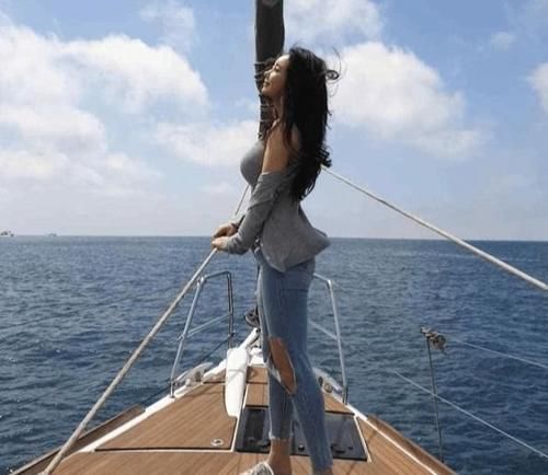 女人味 展现身段的紧身牛仔裤,塑造出性感身材让人羡慕!装点韩范穿搭