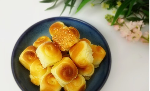 这种烤制的一次发酵小馒头,我隔三差五就做,每次做都会被吃光光