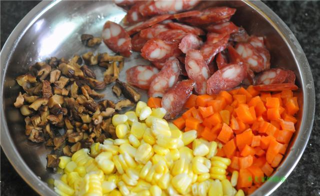 腊肠焖饭|天冷爱做懒人饭,有肉有菜味道好,热热乎乎一大锅,营养真齐活