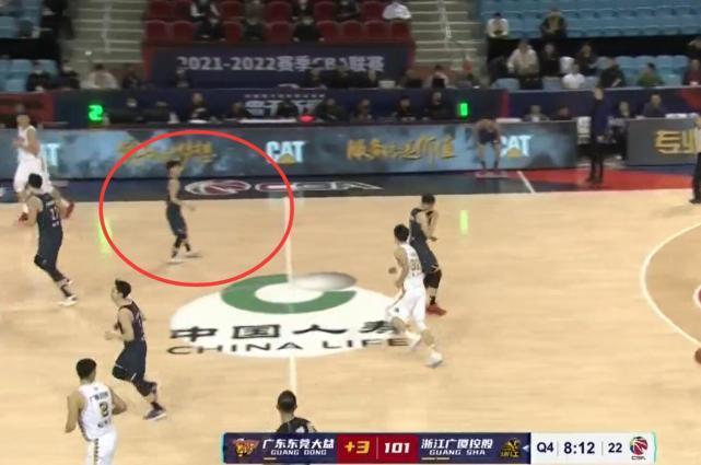 浙江广厦|这才是职业球员!徐杰被垫脚,谁注意他的举动,难怪广厦主帅眼馋