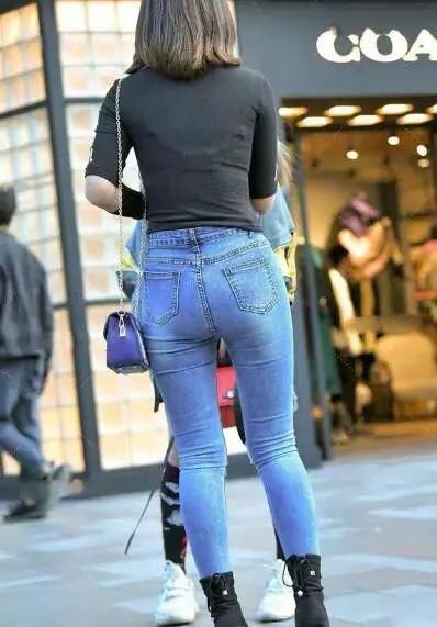 展现出|休闲简约牛仔裤展现出优美的身材曲线,展现精致的时尚感