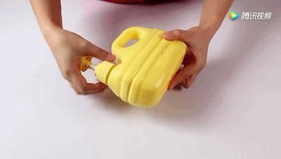 谁还买熨斗啊,洗衣液瓶剪2刀,衣服1秒变平整,太聪明了!