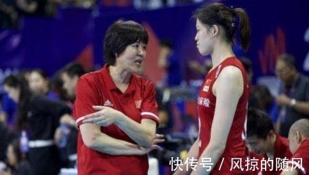 中国女排|郎平退休生活很滋润!烫头戴金项链,比年轻人还时髦,年轻了20岁