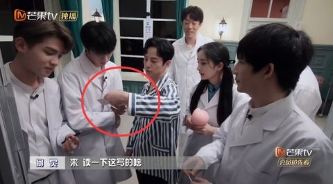 密逃3|《密逃》何炅再度加盟表现不佳？将机会让给刘耀文，人品高下立见