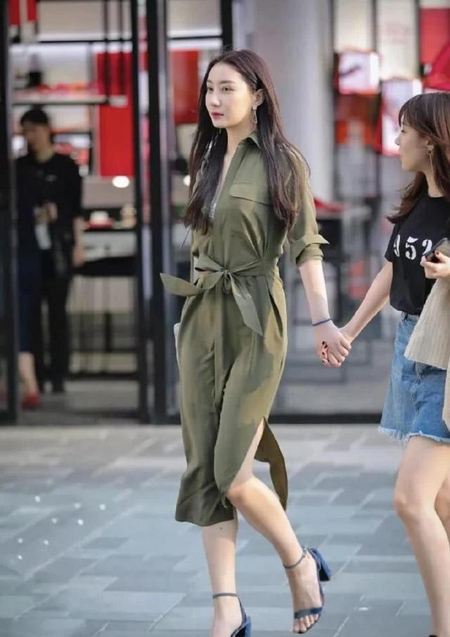 打底裤 灰绿色风衣式连衣裙,帅气中带有几分时尚,还特别的协调
