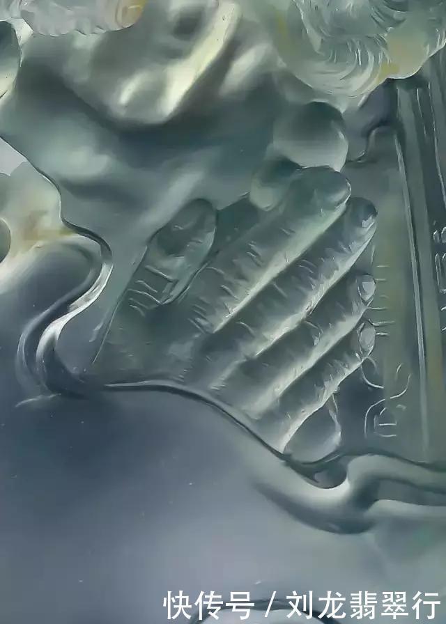玉雕师的灵感,一块有裂的翡翠,竟然神奇地刻出骑象罗汉尊神!