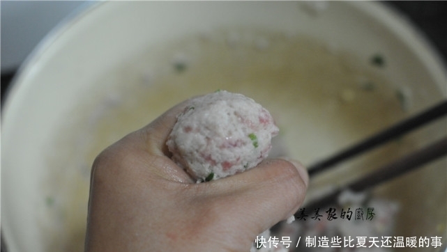 年菜少不了炸丸子,大厨教你一招,3块钱能炸1大盆,那叫一个酥香
