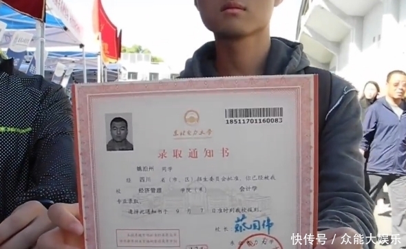 生长|两男生长得及其相似,来自一个地方,读一所大学,却不同姓!