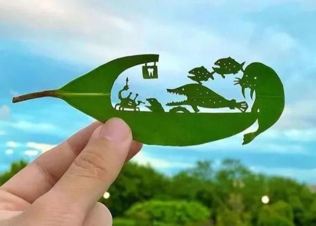 ?艺术家真会赚钱，把捡来的树叶简单雕刻后，价值翻了几百倍