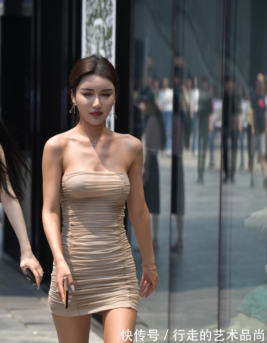 穿搭 骨感美女的“另类”穿搭,轻松秀出“个人魅力”,连路人都羡慕!