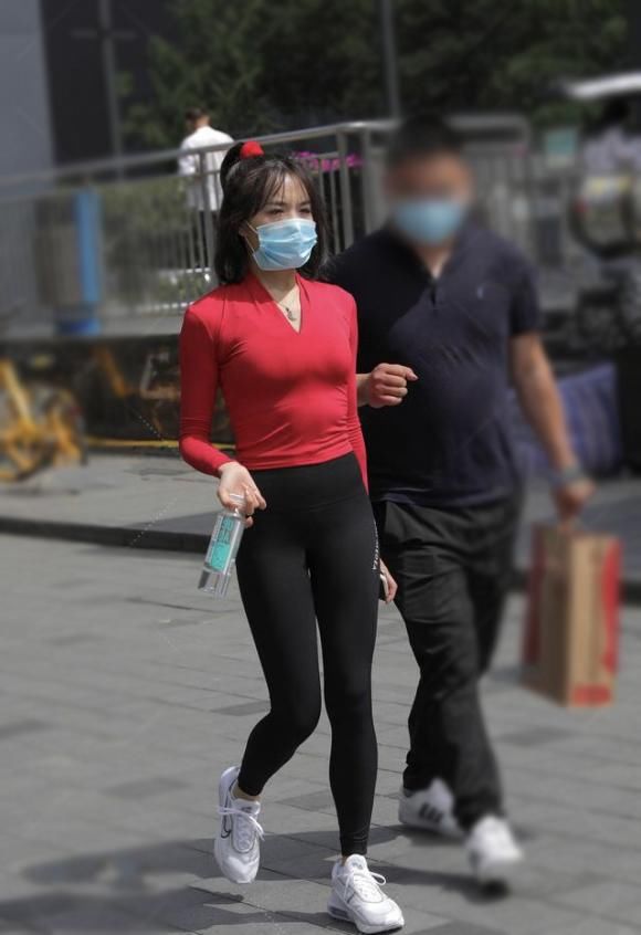红色打底衫配黑色健美裤，修身显瘦又有气质，穿出了生活新风尚