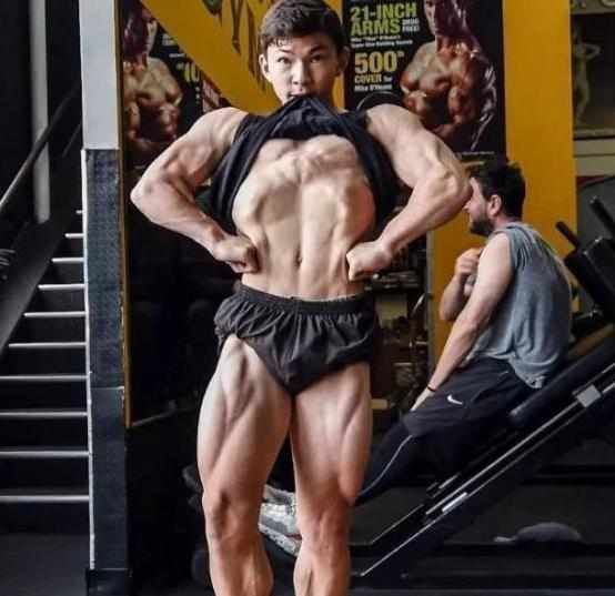 比赛|8岁健身10岁参加比赛,15岁成健美冠军的少年,如今身高让人感慨