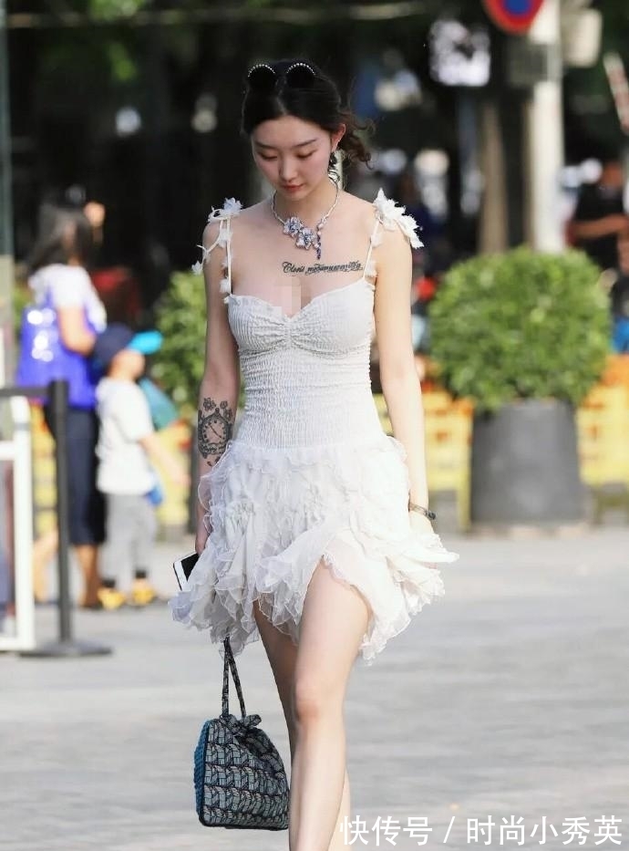 清新脱俗 美女清新脱俗,裙子被撕“烂”了还要穿,换我早扔了