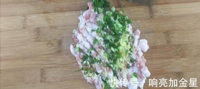 2个馒头,1块五花肉,简单一做,鲜香可口,营养又解馋,太香了!