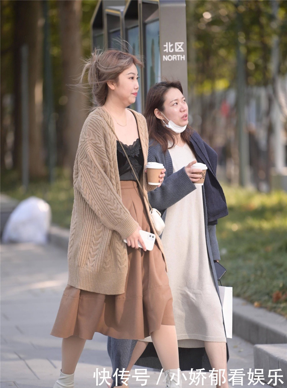 浅蓝色|街拍:美女搭配一款浅蓝色的牛仔夹克,看起来很好看