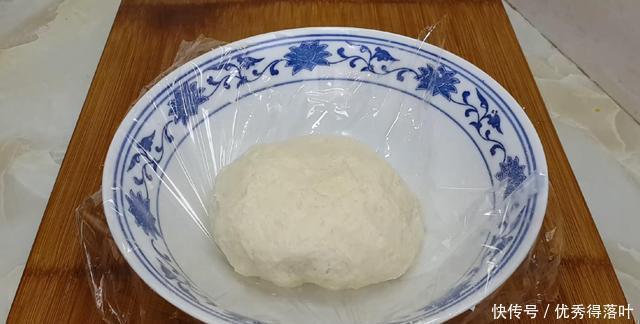 烧饼这样做才香酥，锅里烙一烙，比买的还好吃，咬一口就香酥掉渣