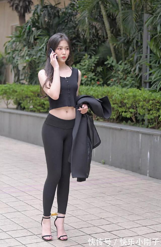 穿搭 小姐姐身穿白色的短袖,搭配黑色的职业装,看上去时尚又可爱