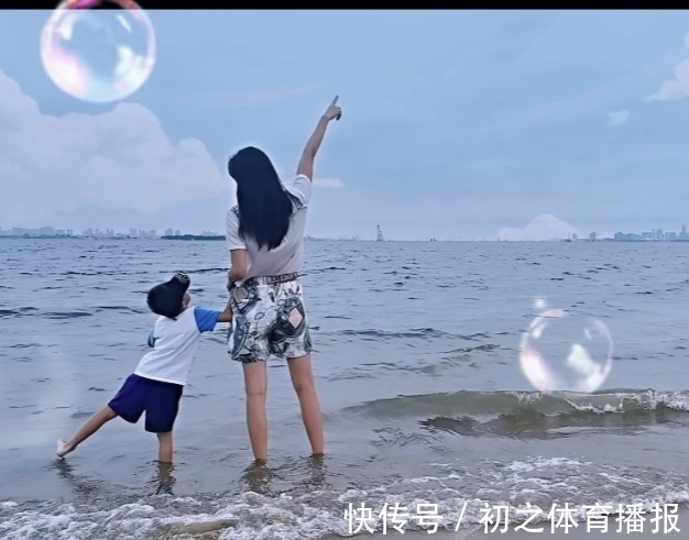 體育隊(duì)|謝杏芳和兒子旅行，5歲小羽身高好出眾，不見丈夫林丹陪伴